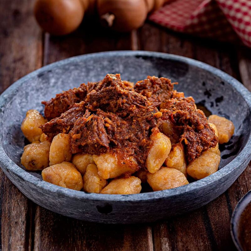 Nhoque de Banana da Terra e Carne de Panela